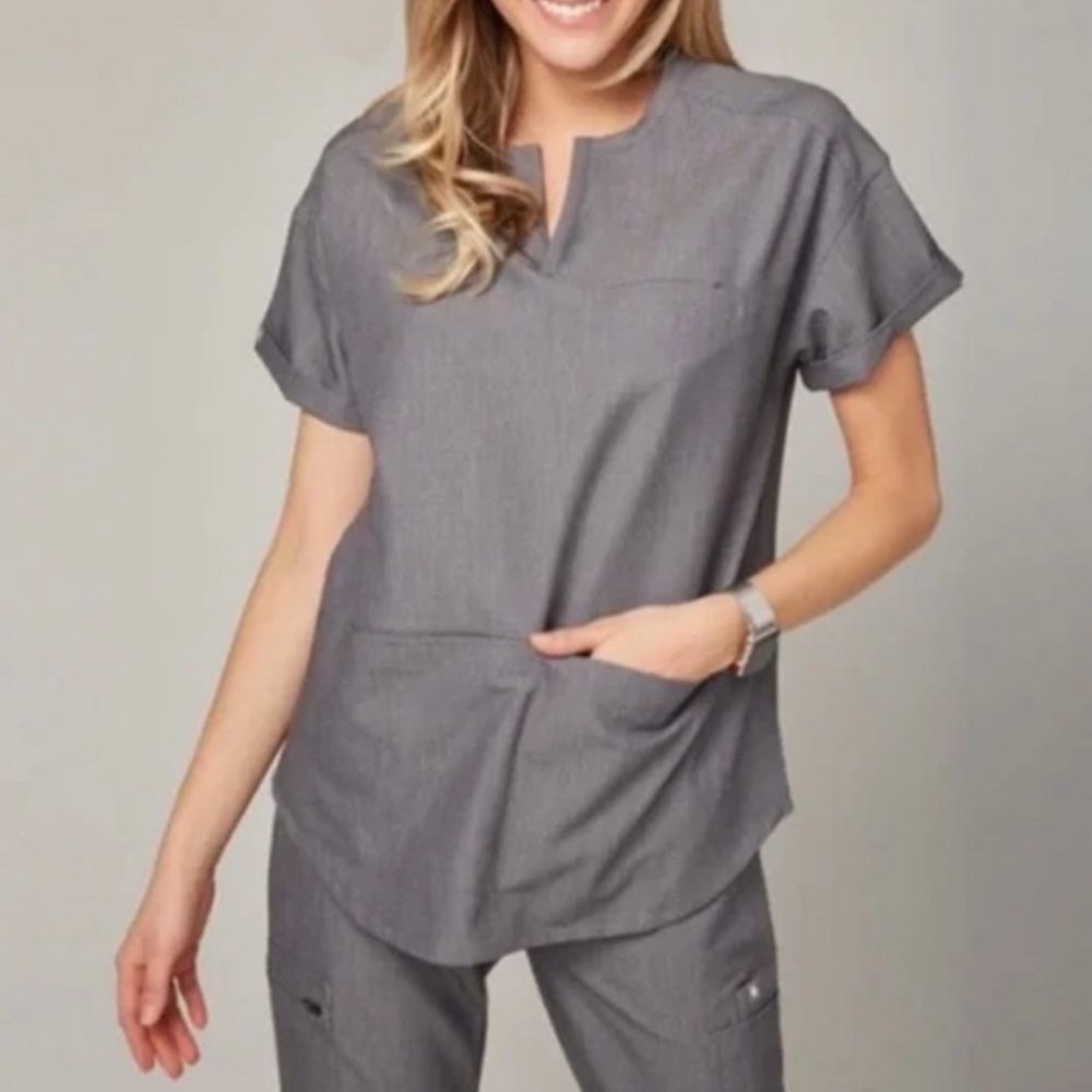 Figs Cayo Scrub Top Graphite Grey Women’s Large Three Pocket Uniform